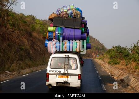 Sovraccarico minibus su una strada in Togo. Foto Stock