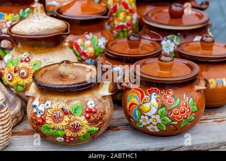 In terracotta di antiquariato con bellissimo motivo floreale su un tavolo di legno Foto Stock