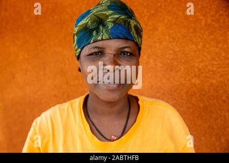 Oasi di amore, un centro cattolico per i disabili mentali persone in Kpalime, Togo. Madre di una persona disabile. Foto Stock