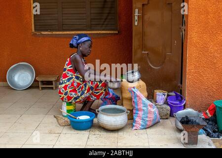 Oasi di amore, un centro cattolico per i disabili mentali persone in Kpalime, Togo. La persona disabile della madre di cottura. Foto Stock