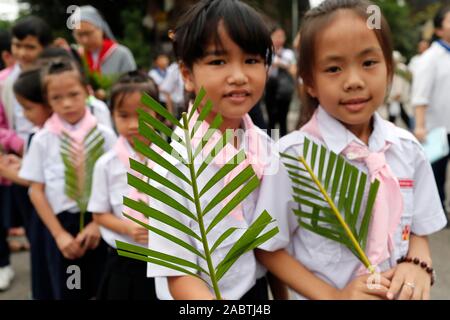 Domenica delle Palme. Il ramo di palma è associato con Gesù ingresso trionfale. Hoi An Cattedrale. Il Vietnam. Foto Stock