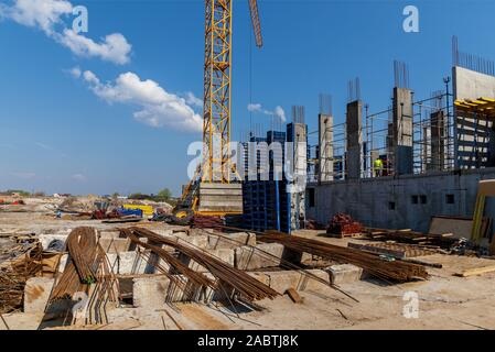 La creazione della base di edifici ad alta utilizzando particolari colonne. Colonne di cemento con rivestimento di ferro stand sulle piastre di grandi dimensioni. Foto Stock