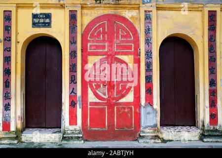 Il tempio taoista. Rosso porta cinese. Il tempio taoista. Hanoi. Il Vietnam. Foto Stock
