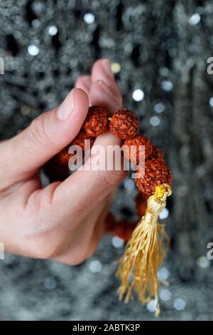 Donna orante Mala perle, la preghiera buddista perle. Close-up. Ho Chi Minh City. Il Vietnam. Foto Stock