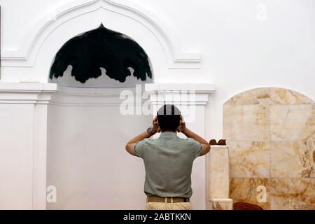 Preghiera del venerdì (jummah). Muezzin chiama alla preghiera. Masjid Al Noor moschea. Hanoi. Il Vietnam. Foto Stock