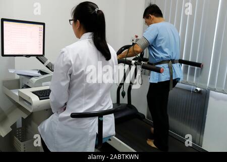 Prova di cardiologia. Esercizio ECG. Ospedale. Ho Chi Minh City. Il Vietnam. Foto Stock