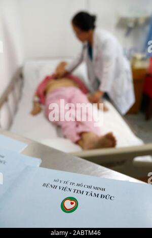 Ospedale. Cardiologia. Controllo medico dell'uomo con heartbeat stetoscopio. Ho Chi Minh City. Il Vietnam. Foto Stock