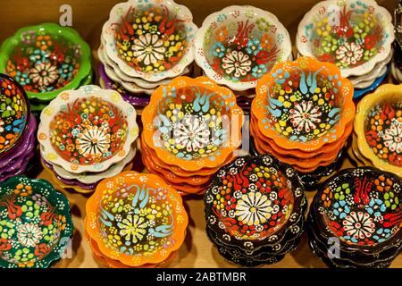 Ceramica artigianale bocce sono dipinte in colori luminosi con ornamenti floreali. La splendida vista su tazze colorate dal di sopra. Foto Stock