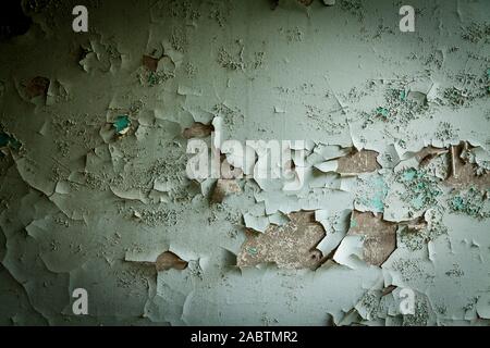 Un abstract sfondo del vecchio muro in colore blu. La texture coperto con crepe dalla vernice. Foto Stock