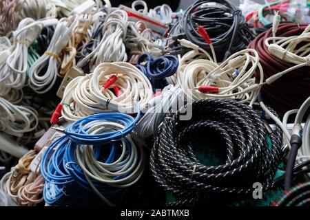 Media shop. I vari connettori di cavo in vendita. Ho Chi Minh City. Il Vietnam. Foto Stock