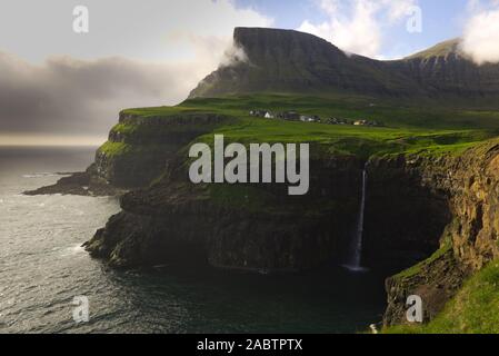 Cascata di Gasadalur in luce serale, le isole Faroe Foto Stock