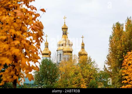 Il paesaggio autunnale con foglie gialle sugli alberi del San Michele Monastero Golden-Domed sfondo. Foto Stock