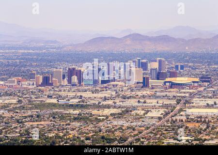 Phoenix, in Arizona (USA), con la zona circostante e il centro cittadino nel centro. Foto Stock