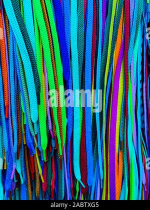 Un sacco di multi-colore di lacci delle scarpe come uno sfondo colorato Foto Stock
