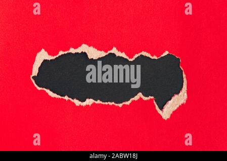 Strappato carta rossa con spazio per il vostro messaggio di testo. Mockup, copia dello spazio. Foto Stock