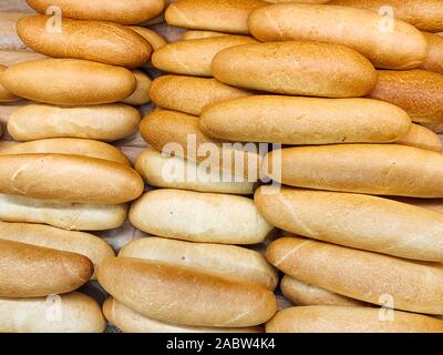 Un sacco di pane fresco sulla tavola il cibo come uno sfondo Foto Stock