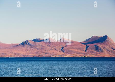 Guardando verso il Ben Mor Coigach dalla Mellon Udrigle nel Nord Ovest Highlands della Scozia, Regno Unito con le Ebridi Esterne traghetto passato a vela. Foto Stock