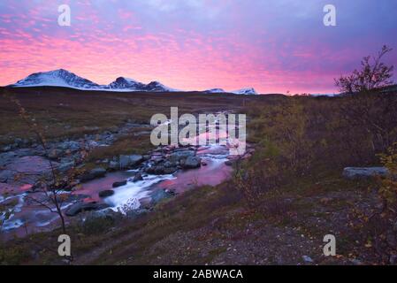 Cielo rosa tramonto su un fiume in autunno, Svezia Foto Stock