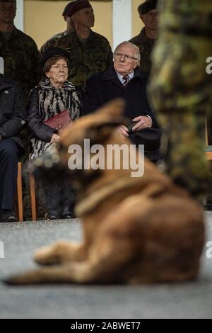 Chotyne, Repubblica Ceca. 29 Nov, 2019. Rappresentante della Ambasciata degli Stati Uniti conferisce la medaglia di stella Bronze sul ceco militari cane handler Tomas Prochazka in memoriam. Prochazka è stato ucciso da un soldato afgano a Shindand base alleate in Afghanistan la provincia di Herat in ottobre 2018. I genitori di Tomas Prochazka ricevere la medaglia in Chotyne, Repubblica ceca, 29 novembre 2019. Credito: Radek Petrasek/CTK foto/Alamy Live News Foto Stock