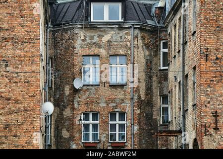 Windows di un distrutto mattone tenement house a Poznan in Polonia Foto Stock