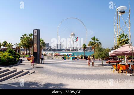 Dubai / Emirati Arabi Uniti - 7 Novembre 2019: JBR. Jumeirah Beach Residence con turisti e vista di Bluewaters isola. Spiaggia urbana. Foto Stock