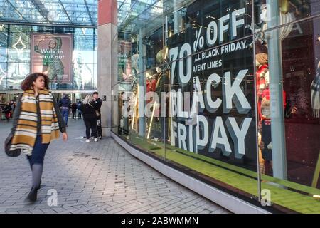 Birmingham, Regno Unito. 29 novembre 2019. Migliaia di acquirenti hanno visitato le strade del centro di Birmingham con offerte del Black Friday fino al 70% che hanno colpito i negozi. L'arena era particolarmente affollata rispetto agli anni precedenti, dove il centro commerciale era quasi vuoto. Fig. Preso il 29/11/2019. Credito: Interrompi stampa Media/Alamy Live News Foto Stock