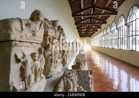 Perugia. L'Italia. Urne cinerarie etrusche presso il Museo Archeologico Nazionale dell'Umbria (MANU - Museo Archeologico Nazionale dell'Umbria). Foto Stock