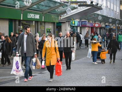 Swansea, Wales, Regno Unito. Venerdì, 29 Novembre 201 Venerdì nero gli amanti dello shopping per le strade di Swansea come cacciano per occasioni sulla Strada Alta per un mese prima di Natale. Credito : Robert Melen/Alamy Live News. Foto Stock