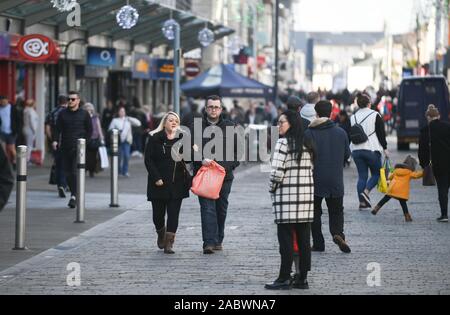 Swansea, Wales, Regno Unito. Venerdì, 29 Novembre 201 Venerdì nero gli amanti dello shopping per le strade di Swansea come cacciano per occasioni sulla Strada Alta per un mese prima di Natale. Credito : Robert Melen/Alamy Live News. Foto Stock