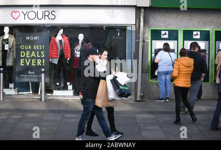 Swansea, Wales, Regno Unito. Venerdì, 29 Novembre 201 Venerdì nero gli amanti dello shopping per le strade di Swansea come cacciano per occasioni sulla Strada Alta per un mese prima di Natale. Credito : Robert Melen/Alamy Live News. Foto Stock