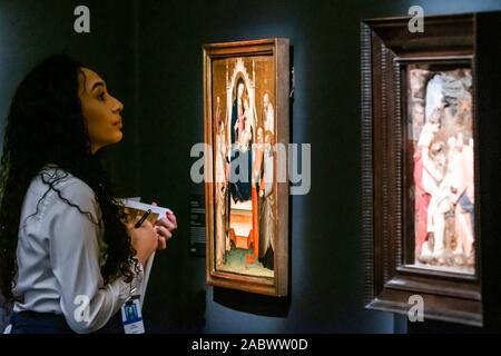 Londra, Regno Unito. 29 Nov, 2019. Un gestore examins lavora per danni - Sotheby's anteprime i suoi vecchi maestri sera vendita che si svolge il 4 dicembre a Londra. Credito: Guy Bell/Alamy Live News Foto Stock