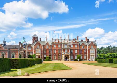 Sandringham House, un Jacobethan stile architettonico country house, Queen's Norfolk ritiro, in estate con un cielo blu e soffici nuvole bianche Foto Stock