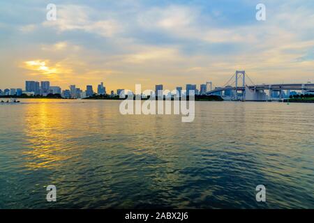 Vista tramonto dello skyline della città e del Ponte di Arcobaleno, a Tokyo, Giappone