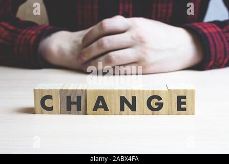 Cambia parola fatta con blocchi di costruzione, la concezione di business, uomo d'affari. Foto Stock