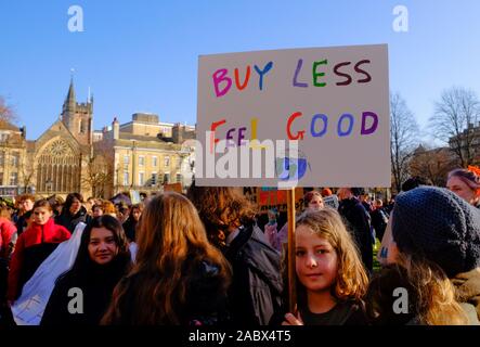 Bristol, Regno Unito. 29 Nov, 2019. La gioventù sciopero clima 4 Tenere premuto uno sciopero per protestare contro la mancanza di azione sul cambiamento climatico. Il tema di oggi contrasta con il Black Friday, è chiamato dai sostenitori, Verde Venerdì, uno sciopero dei consumatori per il clima! La scuola dei bambini tenuto venerdì di protesta sono unite dalla suggestiva UCU docenti presso l'Università di Bristol. Acquistare meno sento bene cartellone. Credito: Alamy Live News/Mr Standfast Credito: Signor Standfast/Alamy Live News Foto Stock