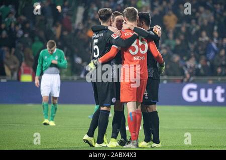 Brema, Deutschland. 23 Nov, 2019. Schalke giocatori di tutto il portiere Alexander NUEBEL (NUBEL) (GER, Mercoledi) attendono con ansia il fischio finale; Soccer 1. Bundesliga, 12. Giornata, SV Werder Bremen (HB) - FC Schalke 04 (GE) 1: 2, il 23/11/2019 a Brema/Germania. DFL regolamenti vietano qualsiasi uso delle immagini come sequenze di immagini e/o quasi-video | Utilizzo di credito in tutto il mondo: dpa/Alamy Live News Foto Stock
