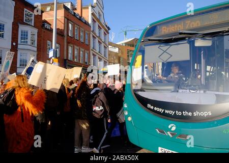 Bristol, Regno Unito. 29 Nov, 2019. La gioventù sciopero clima 4 Tenere premuto uno sciopero per protestare contro la mancanza di azione sul cambiamento climatico. Il tema di oggi contrasta con il Black Friday, è chiamato dai sostenitori, Verde Venerdì, uno sciopero dei consumatori per il clima! Il marzo aggiunto al Venerdì nero la congestione.Credit: Alamy Live News/Mr Standfast Credito: Signor Standfast/Alamy Live News Foto Stock