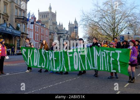 Bristol, Regno Unito. 29 Nov, 2019. La gioventù sciopero clima 4 Tenere premuto uno sciopero per protestare contro la mancanza di azione sul cambiamento climatico. Il tema di oggi contrasta con il Black Friday, è chiamato dai sostenitori, Verde Venerdì, uno sciopero dei consumatori per il clima! La scuola dei bambini tenuto venerdì di protesta sono unite dalla suggestiva UCU docenti presso l'Università di Bristol. Credito: Alamy Live News/Mr Standfast Credito: Signor Standfast/Alamy Live News Foto Stock