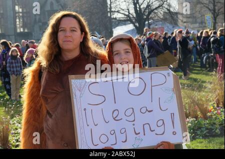 Bristol, Regno Unito. 29 Nov, 2019. La gioventù sciopero clima 4 Tenere premuto uno sciopero per protestare contro la mancanza di azione sul cambiamento climatico. I manifestanti contro il disboscamento illegale nel Borneo. Credito: Alamy Live News/Mr Standfast Credito: Signor Standfast/Alamy Live News Foto Stock