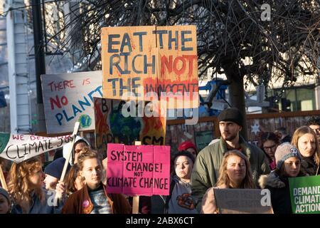 Glasgow, Regno Unito. 29 Nov, 2019. Gli studenti e gli alunni delle scuole che partecipano al clima della gioventù sciopero protesta oggi a George Square Glasgow. Credito: Richard Gass/Alamy Live News Foto Stock