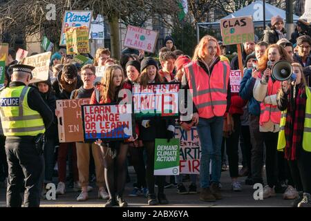 Glasgow, Regno Unito. 29 Nov, 2019. Gli studenti e gli alunni delle scuole che partecipano al clima della gioventù sciopero protesta oggi a George Square Glasgow. Credito: Richard Gass/Alamy Live News Foto Stock