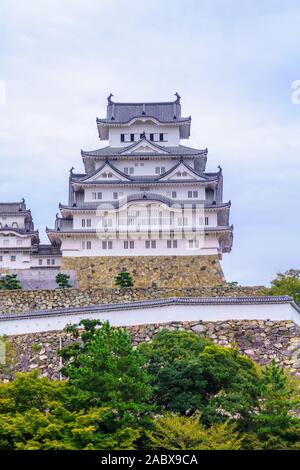 Vista del castello di Himeji, datata 1333, nella città di Himeji, nella prefettura di Hyogo, Giappone Foto Stock