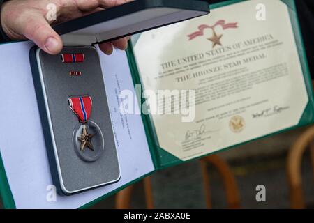 Chotyne, Repubblica Ceca. 29 Nov, 2019. Rappresentante della Ambasciata degli Stati Uniti conferisce la medaglia di stella Bronze sul ceco militari cane handler Tomas Prochazka in memoriam. Prochazka è stato ucciso da un soldato afgano a Shindand base alleate in Afghanistan la provincia di Herat in ottobre 2018. I genitori di Tomas Prochazka recceive una medaglia (nella foto) durante la cerimonia in Chotyne, Repubblica ceca, 29 novembre 2019. Credito: Radek Petrasek/CTK foto/Alamy Live News Foto Stock