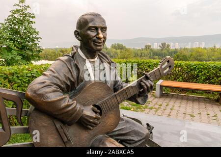 Krasnoyarsk, Russia, Agosto 25, 2019: uomo suonare la chitarra, street monumento, landmark, luoghi per i turisti e gli amanti del musicista di strada Foto Stock