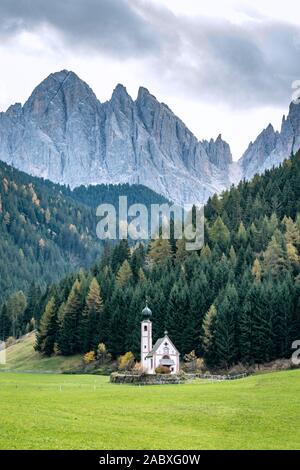 San Giovanni in Ranui - una piccola chiesa con cipolla torre davanti la dolomite mountais Geissler massiccio in Santa Maddalena, Italia Foto Stock