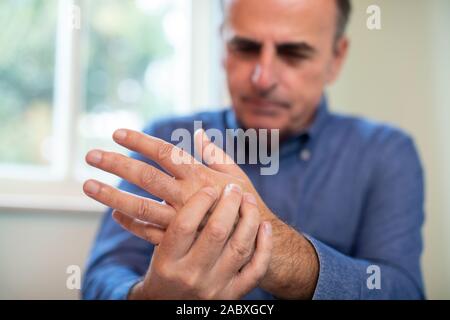 Uomo maturo la sofferenza con lesioni da sforzo ripetitivo Foto Stock