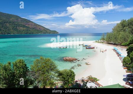 La famosa striscia bianca di sabbia su Ko Lipe, Thailandia Foto Stock