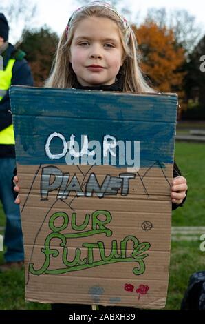 Edimburgo, Scozia, Regno Unito. 29 Nov, 2019. I giovani manifestanti radunati al di fuori dell'edificio del Parlamento scozzese a Holyrood, Edimburgo per contrassegnare Global Climate Action Day. Simili proteste avvenute in molte città europee. Credito: Iain Masterton/Alamy Live News Foto Stock