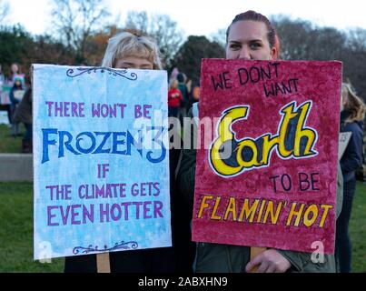 Edimburgo, Scozia, Regno Unito. 29 Nov, 2019. I giovani manifestanti radunati al di fuori dell'edificio del Parlamento scozzese a Holyrood, Edimburgo per contrassegnare Global Climate Action Day. Simili proteste avvenute in molte città europee. Credito: Iain Masterton/Alamy Live News Foto Stock