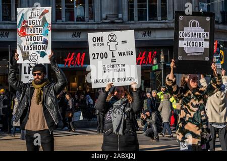 Oxford Circus, Londra, Regno Unito. 29 Nov 2019. Estinzione della ribellione UK protestare contro gli eccessi di consumptionon sul Venerdì nero, in particolare nel settore della moda, con una silenziosa protesta a Oxford Circus. Credito: Guy Bell/Alamy Live News Foto Stock